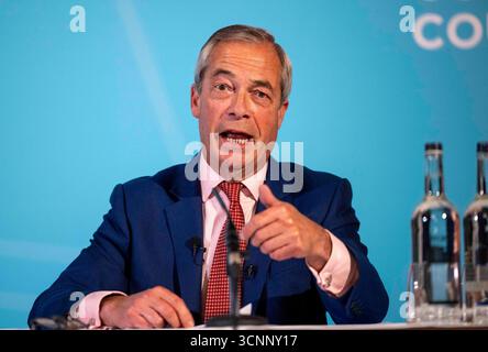London, Großbritannien. September 2025, der Reformführer Nigel Farage und die Vorsitzende der Reform, Zia Yusuf, veranstalten eine Pressekonferenz, um die Reformpolitik im Bereich Migration zu skizzieren. Nigel Farage hat Pläne angekündigt, Zuwendungen für Migranten zu verbieten und unbefristete Aufenthalte abzuschaffen, wenn Reform UK die Macht gewinnt. Der Reformführer sagte, er werde das Recht von Migranten, nach fünf Jahren einen dauerhaften Aufenthalt im Vereinigten Königreich zu beantragen, beenden und sie stattdessen zwingen, ihr Visum alle fünf Jahre zu verlängern. Der Clacton-Parlamentsabgeordnete bezog sich auf die Anzahl der Migranten, die legal nach Großbritannien kamen, als Boris Johnson Premierminister war. Stockfoto