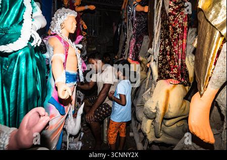 Handwerker arbeiten an den letzten Schliffen, malen Ton-Idole der Hindu-Göttin Durga in einer Werkstatt in der Töpferkolonie zu Zeiten von Mahalaya, einer der wichtigsten Regionen im Bezirk Nadia, aus dem die größte Anzahl von Ton-Idolen produziert werden, vor dem Durga Puja Festival in Tehatta, Westbengalen. Auf Mahalaya zeigt das Ritual von Chokkhu Daan (Augenspenden) Götzenmacher die Augen der Göttin Durga, eine heilige Handlung, die das Götzenbild zum Leben erweckt und das spirituelle Erwachen der göttlichen Form markiert. (Foto: Soumyabrata Roy/Pacific Press) Stockfoto