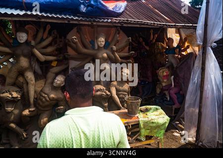 Handwerker arbeiten an den letzten Schliffen, malen Ton-Idole der Hindu-Göttin Durga in einer Werkstatt in der Töpferkolonie zu Zeiten von Mahalaya, einer der wichtigsten Regionen im Bezirk Nadia, aus dem die größte Anzahl von Ton-Idolen produziert werden, vor dem Durga Puja Festival in Tehatta, Westbengalen. Auf Mahalaya zeigt das Ritual von Chokkhu Daan (Augenspenden) Götzenmacher die Augen der Göttin Durga, eine heilige Handlung, die das Götzenbild zum Leben erweckt und das spirituelle Erwachen der göttlichen Form markiert. (Foto: Soumyabrata Roy/Pacific Press) Stockfoto