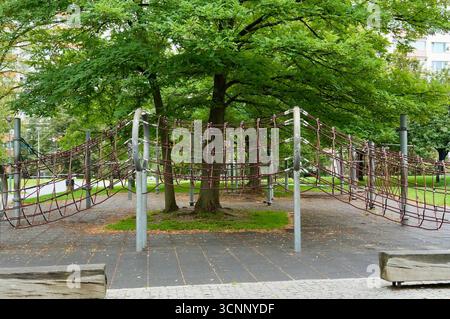 Kinderspielplatz im Stadtpark an einem sonnigen Sommertag. Stockfoto