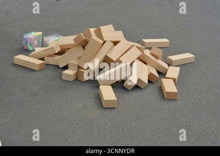 Holzblöcke auf dem Boden im Park, Nahaufnahme des Fotos Stockfoto