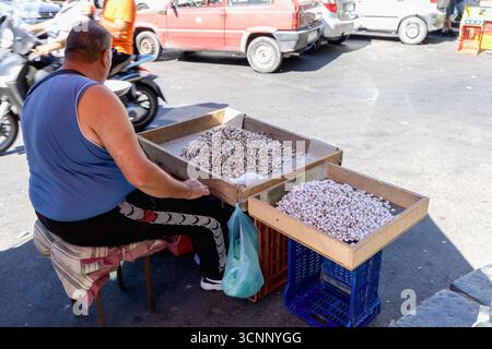 Lokaler Straßenhändler, der Schnecken verkauft. Catania, Italien - 22. September 2025 Stockfoto