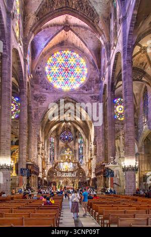 Blick auf das Innere der Kathedrale von Palma Stockfoto