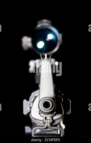 Ein AR-15-Gewehr wird in scharfen Details aufgenommen und in einem Studio vor tiefschwarzem Hintergrund fotografiert, dessen schlanke Linien und Metallic-Oberfläche hervorgehoben sind Stockfoto