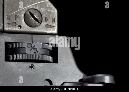 Ein AR-15-Gewehr wird in scharfen Details aufgenommen und in einem Studio vor tiefschwarzem Hintergrund fotografiert, dessen schlanke Linien und Metallic-Oberfläche hervorgehoben sind Stockfoto