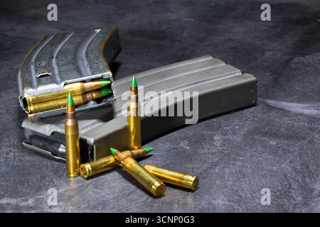 Die Munition für eine AR-15 wird in einem Studio ausgestellt, in gestochen scharfen Details auf einem dunkelschwarzen Hintergrund, mit Metallgehäusen und spitzen Spitzen hig Stockfoto