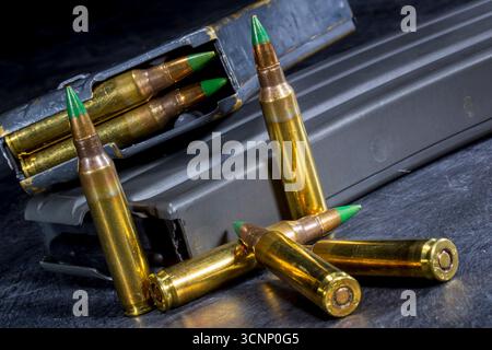 Die Munition für eine AR-15 wird in einem Studio ausgestellt, in gestochen scharfen Details auf einem dunkelschwarzen Hintergrund, mit Metallgehäusen und spitzen Spitzen hig Stockfoto