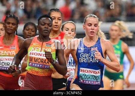 Sarah Moraa (Kenia) und Keely Hodgkinson (Großbritannien) führten das Tempo während des 800-Meter-Finales bei den Leichtathletik-Weltmeisterschaften 2025 im Nationalstadion in Tokio an. Quelle: SPP Sport Pressefoto. /Alamy Live News Stockfoto