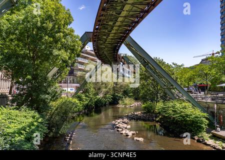 Schwebebahn und Fluss Wupper in Elberfeld, Wuppertal, Nordrhein-Westfalen, Deutschland, Europa | Wuppertaler Schwebebahn und wupper in Elbe Stockfoto
