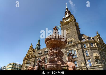 Der Jubiläumsbrunnen vor dem Rathaus in Elberfeld, Wuppertal, Nordrhein-Westfalen, Deutschland, Europa | der Jubiläumsbrunnen und die Stadt ha Stockfoto