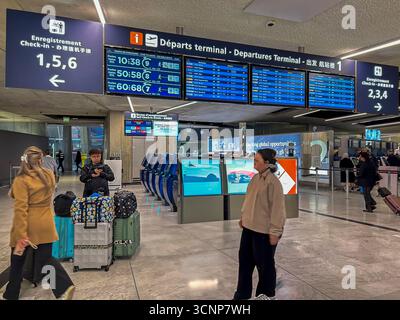 Paris, Roissy Charles de Gaulle, Flughafen, Weitwinkelblick, Innenräume, Abflugtabelle in der Halle, Personen mit Gepäck Stockfoto