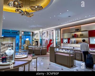Flughafen Roissy Charles-de-Gaulle, Einkaufszentrum, Luxusgeschäfte, Cartier Schmuck, Ausstellung, Cartier Schmuck, Weitwinkelblick Stockfoto