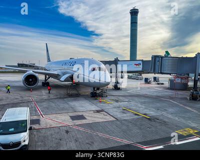 Paris, Roissy Charles de Gaulle, Flughafen, Weitwinkelansicht, „United Airways“, American Airplane auf Tarmac draußen Stockfoto