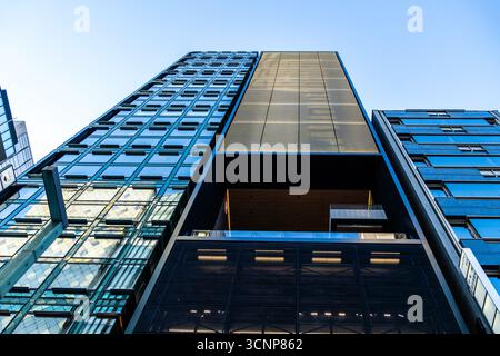 Tokio, Japan - 3. August 2024: Die Ladenfassade Balenciaga im Tokioter Stadtteil Ginza zeigt moderne Architektur und luxuriöses Branding. Stockfoto