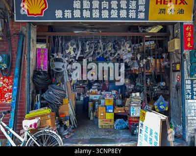 Taipeh, Taiwan, Taiwaner Mann, arbeiten, innen, Geschäfte In Der Altstadt, (Bezirk Datong), Autoteilewerkstatt, Stockfoto