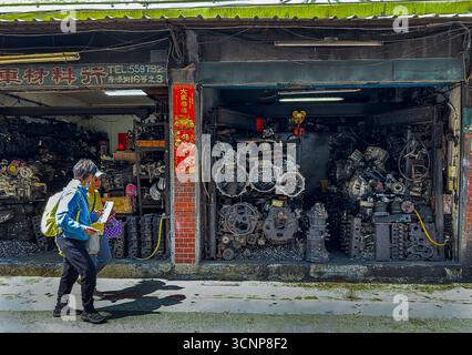 Taipeh, Taiwan, Menschen, Touristen Zu Fuß, Offene Ladenfront, Besuch Der Old Town Street, Autoteilegeschäfte, (Bezirk Datong), Stockfoto