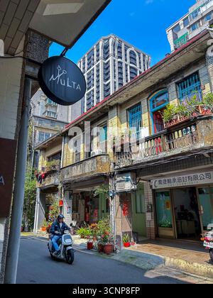Taipeh, Taiwan, Leute, Mann, Der Motorrad Fährt, Besuch Der Geschäfte In Der Altstadt, Datong District, Stockfoto