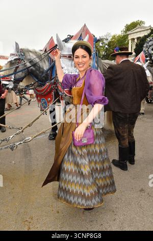 München, Deutschland. September 2025. Viktoria Lauterbach kommt am 22. September 2025 bei Damenwiesn Event auf der Theresienwiese in München an. Quelle: Ralph Metzger/Alamy Live News Stockfoto