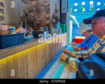 Taipei, Taiwan, Lokales Bistro-Restaurant, Paar Senior, Alte Leute, sitzen am Schalter, Taiwanesisch, Old Town Street Läden, essen Street Food asia Stockfoto