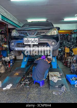 Taipeh, Taiwan, Man Working, Geschäfte In Der Altstadt, Datong District, Autoreparaturwerkstatt, Werkstatt Stockfoto