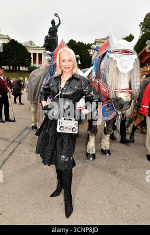 München, Deutschland. September 2025. Shawne Fielding kommt am 22. September 2025 bei Damenwiesn Event auf der Theresienwiese in München an. Quelle: Ralph Metzger/Alamy Live News Stockfoto