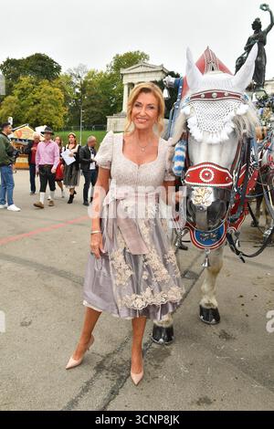 München, Deutschland. September 2025. Dagmar Woehrl kommt am 22. September 2025 bei Damenwiesn Event auf der Theresienwiese in München an. Quelle: Ralph Metzger/Alamy Live News Stockfoto