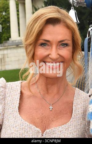 München, Deutschland. September 2025. Dagmar Woehrl kommt am 22. September 2025 bei Damenwiesn Event auf der Theresienwiese in München an. Quelle: Ralph Metzger/Alamy Live News Stockfoto