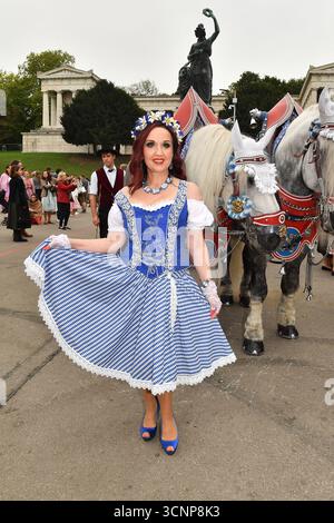 München, Deutschland. September 2025. Angelika Zwerenz kommt am 22. September 2025 bei Damenwiesn Event auf der Theresienwiese in München an. Quelle: Ralph Metzger/Alamy Live News Stockfoto