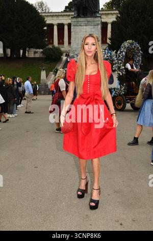 München, Deutschland. September 2025. Sabine Piller kommt am 22. September 2025 bei Damenwiesn Event auf der Theresienwiese in München an. Quelle: Ralph Metzger/Alamy Live News Stockfoto