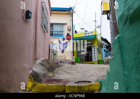 Enge Straße im historischen Gamcheon Culture Village in Busan, Südkorea Stockfoto