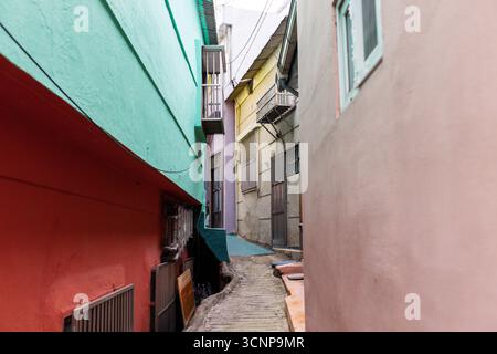 Enge Straße im historischen Gamcheon Culture Village in Busan, Südkorea Stockfoto