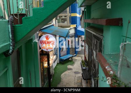 Enge Straße im historischen Gamcheon Culture Village in Busan, Südkorea Stockfoto