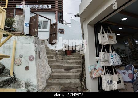 Enge Straße im historischen Gamcheon Culture Village in Busan, Südkorea Stockfoto