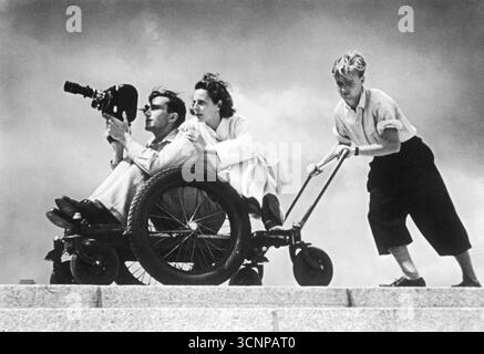 Filmregisseur Leni Riefenstahl (Mitte) und Kameramann Walter Frentz bei den Olympischen Sommerspielen 1936 in Berlin Stockfoto