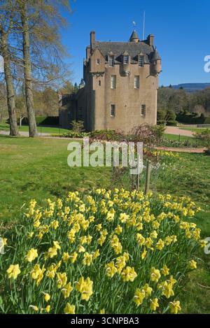 Blick nach Süden zum berühmten Crathes Castle in Banchory, Aberdeenshire. Crathes ist ein altes Baronialschloss aus Schottland aus dem 16. Jahrhundert. Stockfoto