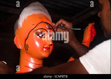 Tehatta, Westbengalen, Indien. September 2025. Handwerker arbeiten an den letzten Schliffen, malen Ton-Idole der Hindu-Göttin Durga in einer Werkstatt in der Töpferkolonie zu Zeiten von Mahalaya, einer der wichtigsten Regionen im Bezirk Nadia, aus dem die größte Anzahl von Ton-Idolen produziert werden, vor dem Durga Puja Festival in Tehatta, Westbengalen. Auf Mahalaya zeigt das Ritual von Chokkhu Daan (Augenspenden) Götzenmacher die Augen der Göttin Durga, eine heilige Handlung, die das Götzenbild zum Leben erweckt und das spirituelle Erwachen der göttlichen Form markiert. (Kreditbild: Stockfoto