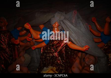 Tehatta, Westbengalen, Indien. September 2025. Handwerker arbeiten an den letzten Schliffen, malen Ton-Idole der Hindu-Göttin Durga in einer Werkstatt in der Töpferkolonie zu Zeiten von Mahalaya, einer der wichtigsten Regionen im Bezirk Nadia, aus dem die größte Anzahl von Ton-Idolen produziert werden, vor dem Durga Puja Festival in Tehatta, Westbengalen. Auf Mahalaya zeigt das Ritual von Chokkhu Daan (Augenspenden) Götzenmacher die Augen der Göttin Durga, eine heilige Handlung, die das Götzenbild zum Leben erweckt und das spirituelle Erwachen der göttlichen Form markiert. (Kreditbild: Stockfoto