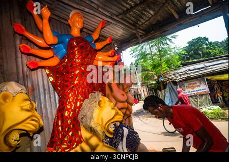 Tehatta, Westbengalen, Indien. September 2025. Handwerker arbeiten an den letzten Schliffen, malen Ton-Idole der Hindu-Göttin Durga in einer Werkstatt in der Töpferkolonie zu Zeiten von Mahalaya, einer der wichtigsten Regionen im Bezirk Nadia, aus dem die größte Anzahl von Ton-Idolen produziert werden, vor dem Durga Puja Festival in Tehatta, Westbengalen. Auf Mahalaya zeigt das Ritual von Chokkhu Daan (Augenspenden) Götzenmacher die Augen der Göttin Durga, eine heilige Handlung, die das Götzenbild zum Leben erweckt und das spirituelle Erwachen der göttlichen Form markiert. (Kreditbild: Stockfoto