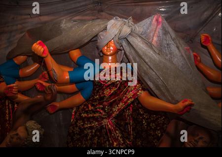 Tehatta, Westbengalen, Indien. September 2025. Handwerker arbeiten an den letzten Schliffen, malen Ton-Idole der Hindu-Göttin Durga in einer Werkstatt in der Töpferkolonie zu Zeiten von Mahalaya, einer der wichtigsten Regionen im Bezirk Nadia, aus dem die größte Anzahl von Ton-Idolen produziert werden, vor dem Durga Puja Festival in Tehatta, Westbengalen. Auf Mahalaya zeigt das Ritual von Chokkhu Daan (Augenspenden) Götzenmacher die Augen der Göttin Durga, eine heilige Handlung, die das Götzenbild zum Leben erweckt und das spirituelle Erwachen der göttlichen Form markiert. (Kreditbild: Stockfoto