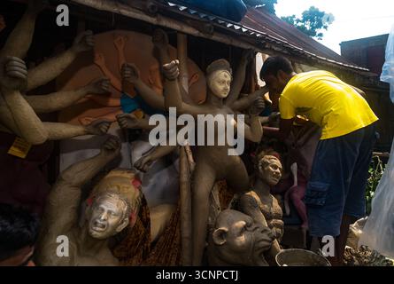 Tehatta, Westbengalen, Indien. September 2025. Handwerker arbeiten an den letzten Schliffen, malen Ton-Idole der Hindu-Göttin Durga in einer Werkstatt in der Töpferkolonie zu Zeiten von Mahalaya, einer der wichtigsten Regionen im Bezirk Nadia, aus dem die größte Anzahl von Ton-Idolen produziert werden, vor dem Durga Puja Festival in Tehatta, Westbengalen. Auf Mahalaya zeigt das Ritual von Chokkhu Daan (Augenspenden) Götzenmacher die Augen der Göttin Durga, eine heilige Handlung, die das Götzenbild zum Leben erweckt und das spirituelle Erwachen der göttlichen Form markiert. (Kreditbild: Stockfoto