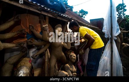 Tehatta, Westbengalen, Indien. September 2025. Handwerker arbeiten an den letzten Schliffen, malen Ton-Idole der Hindu-Göttin Durga in einer Werkstatt in der Töpferkolonie zu Zeiten von Mahalaya, einer der wichtigsten Regionen im Bezirk Nadia, aus dem die größte Anzahl von Ton-Idolen produziert werden, vor dem Durga Puja Festival in Tehatta, Westbengalen. Auf Mahalaya zeigt das Ritual von Chokkhu Daan (Augenspenden) Götzenmacher die Augen der Göttin Durga, eine heilige Handlung, die das Götzenbild zum Leben erweckt und das spirituelle Erwachen der göttlichen Form markiert. (Kreditbild: Stockfoto