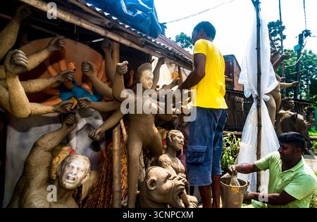 Tehatta, Westbengalen, Indien. September 2025. Handwerker arbeiten an den letzten Schliffen, malen Ton-Idole der Hindu-Göttin Durga in einer Werkstatt in der Töpferkolonie zu Zeiten von Mahalaya, einer der wichtigsten Regionen im Bezirk Nadia, aus dem die größte Anzahl von Ton-Idolen produziert werden, vor dem Durga Puja Festival in Tehatta, Westbengalen. Auf Mahalaya zeigt das Ritual von Chokkhu Daan (Augenspenden) Götzenmacher die Augen der Göttin Durga, eine heilige Handlung, die das Götzenbild zum Leben erweckt und das spirituelle Erwachen der göttlichen Form markiert. (Kreditbild: Stockfoto