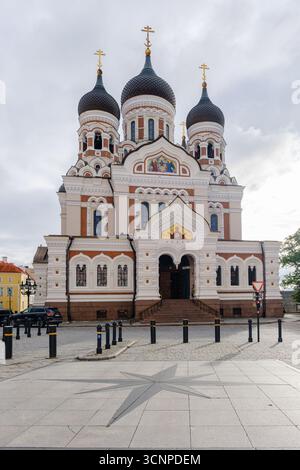 Tallinn, Estland, 26. August 2025, Besucher bewundern das komplizierte Design der Alexander-Newski-Kathedrale, ein atemberaubendes Beispiel der russischen Revival-Architektur im historischen Viertel. Stockfoto