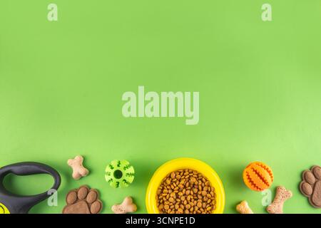 Flache Lay-Komposition mit Futter, Snacks, Spielzeug und Zubehör für Hund und Katze auf hellem Hintergrund. Haustierpflege, Hundekauf und Verkaufskonzept, Top View Co Stockfoto