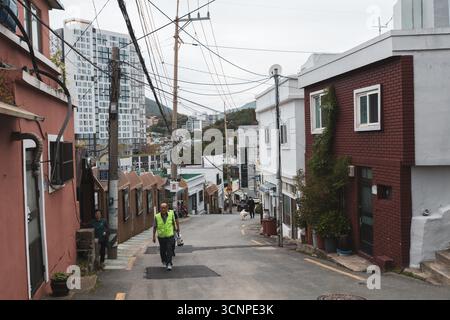 Enge Straße im historischen Gamcheon Culture Village in Busan, Südkorea Stockfoto