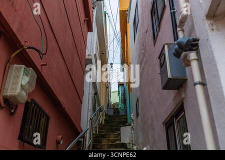 Enge Straße im historischen Gamcheon Culture Village in Busan, Südkorea Stockfoto