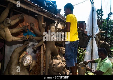 9/21/2025 Handwerker arbeiten an den letzten Schliffen, malen Ton-Idole der hinduistischen Göttin Durga in einer Werkstatt in der Töpferkolonie zu Zeiten von Mahalaya, einer der wichtigsten Regionen im Bezirk Nadia, wo die größte Anzahl von Ton-Idolen produziert wird, vor dem Durga Puja Festival in Tehatta, Westbengalen. Auf Mahalaya zeigt das Ritual von Chokkhu Daan (Augenspenden) Götzenmacher die Augen der Göttin Durga, eine heilige Handlung, die das Götzenbild zum Leben erweckt und das spirituelle Erwachen der göttlichen Form markiert. (Foto: Soumyabrata Roy/Pacific Press/SIPA USA) Stockfoto