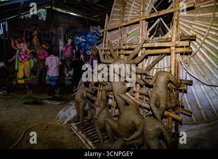 9/21/2025 Handwerker arbeiten an den letzten Schliffen, malen Ton-Idole der hinduistischen Göttin Durga in einer Werkstatt in der Töpferkolonie zu Zeiten von Mahalaya, einer der wichtigsten Regionen im Bezirk Nadia, wo die größte Anzahl von Ton-Idolen produziert wird, vor dem Durga Puja Festival in Tehatta, Westbengalen. Auf Mahalaya zeigt das Ritual von Chokkhu Daan (Augenspenden) Götzenmacher die Augen der Göttin Durga, eine heilige Handlung, die das Götzenbild zum Leben erweckt und das spirituelle Erwachen der göttlichen Form markiert. (Foto: Soumyabrata Roy/Pacific Press/SIPA USA) Stockfoto