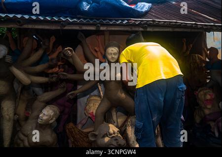 9/21/2025 Handwerker arbeiten an den letzten Schliffen, malen Ton-Idole der hinduistischen Göttin Durga in einer Werkstatt in der Töpferkolonie zu Zeiten von Mahalaya, einer der wichtigsten Regionen im Bezirk Nadia, wo die größte Anzahl von Ton-Idolen produziert wird, vor dem Durga Puja Festival in Tehatta, Westbengalen. Auf Mahalaya zeigt das Ritual von Chokkhu Daan (Augenspenden) Götzenmacher die Augen der Göttin Durga, eine heilige Handlung, die das Götzenbild zum Leben erweckt und das spirituelle Erwachen der göttlichen Form markiert. (Foto: Soumyabrata Roy/Pacific Press/SIPA USA) Stockfoto