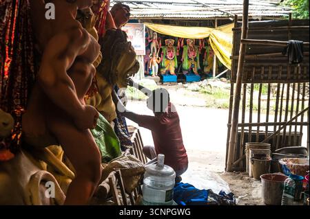 9/21/2025 Handwerker arbeiten an den letzten Schliffen, malen Ton-Idole der hinduistischen Göttin Durga in einer Werkstatt in der Töpferkolonie zu Zeiten von Mahalaya, einer der wichtigsten Regionen im Bezirk Nadia, wo die größte Anzahl von Ton-Idolen produziert wird, vor dem Durga Puja Festival in Tehatta, Westbengalen. Auf Mahalaya zeigt das Ritual von Chokkhu Daan (Augenspenden) Götzenmacher die Augen der Göttin Durga, eine heilige Handlung, die das Götzenbild zum Leben erweckt und das spirituelle Erwachen der göttlichen Form markiert. (Foto: Soumyabrata Roy/Pacific Press/SIPA USA) Stockfoto
